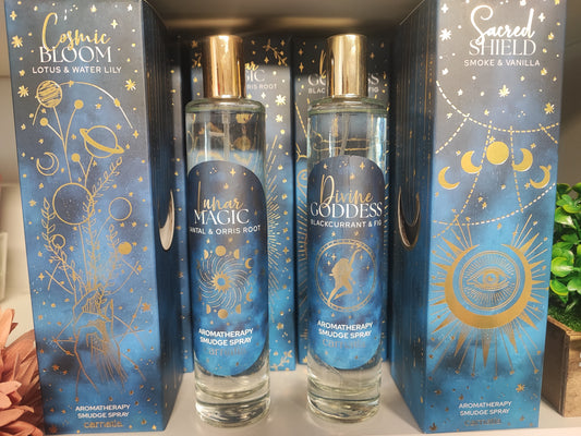 Raumspray Lunar Magic von Mein Shop mit Mond-Design, zeigt Flasche und sprühbereit. Duftspray für Raumdüfte.