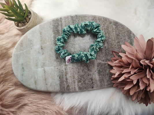 Yvoshandcraftworld Evergreen Garden Scrunchie klein aus buntem Stoff, ideal für Haare und Accessoires