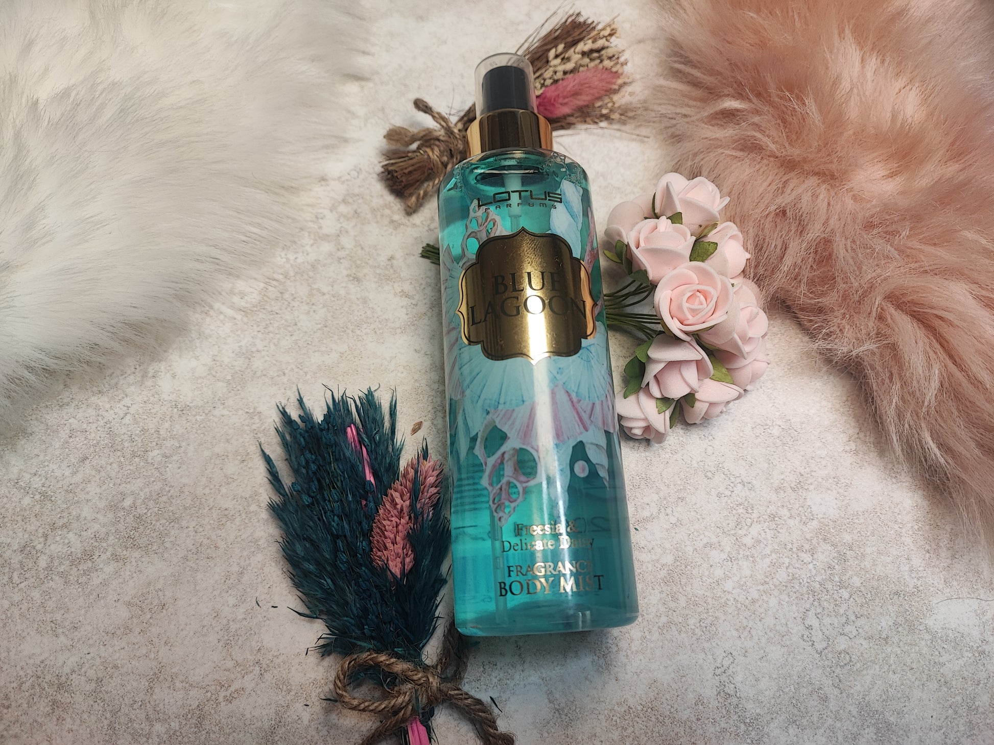 Bodyspray Blue Lagoon von Mein Shop, flüssiges Parfüm mit blumigem und frischem Duft, in eleganter Flasche auf weißem Hintergrund