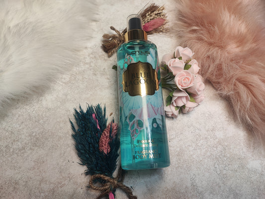 Bodyspray Blue Lagoon von Mein Shop, flüssiges Parfüm mit blumigem und frischem Duft, in eleganter Flasche auf weißem Hintergrund