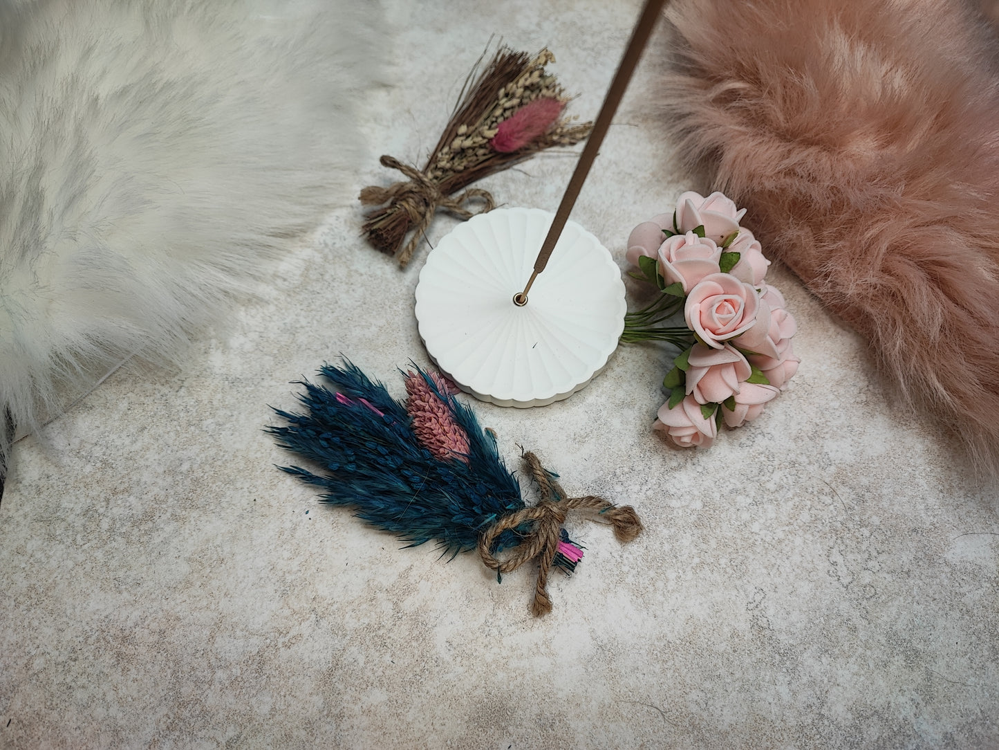 Blüten-Räucherstäbchenhalter aus Keramik mit Blütenmuster, dekoratives Räucherstäbchen-Accessoire in bunten Farben