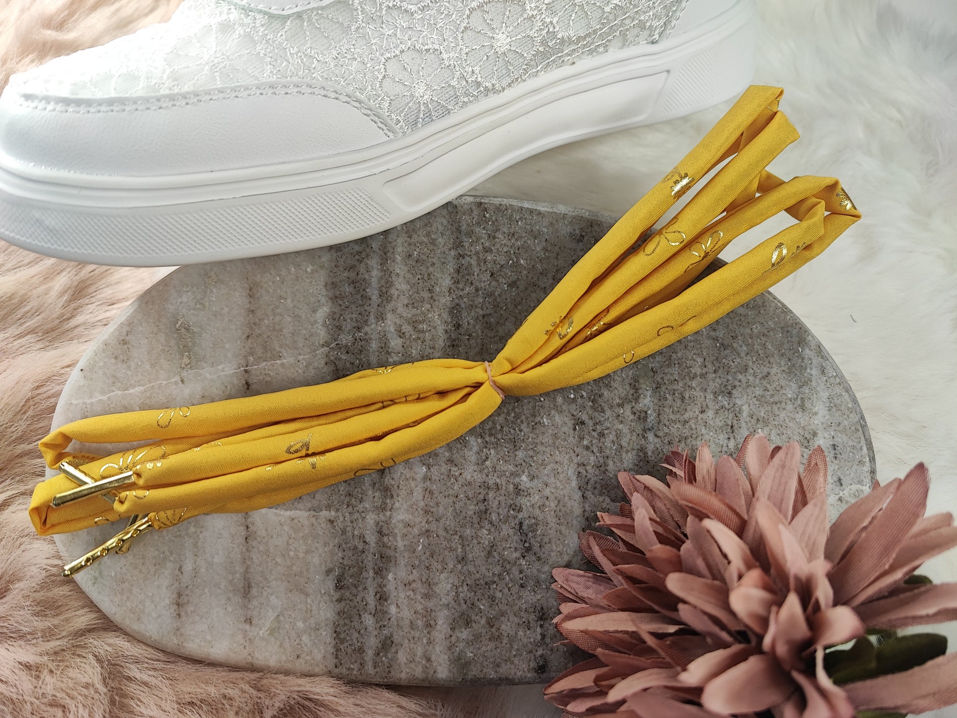 Buttergelbe Bloom Schnürsenkel von Yvoshandcraftworld, elastische Schnürung aus Textil mit floraler Optik für Schuhe