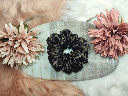 Dunkle Leo Scrunchie Medium von Yvoshandcraftworld aus weichem Stoff, ideal für Haarstyling und Accessoires