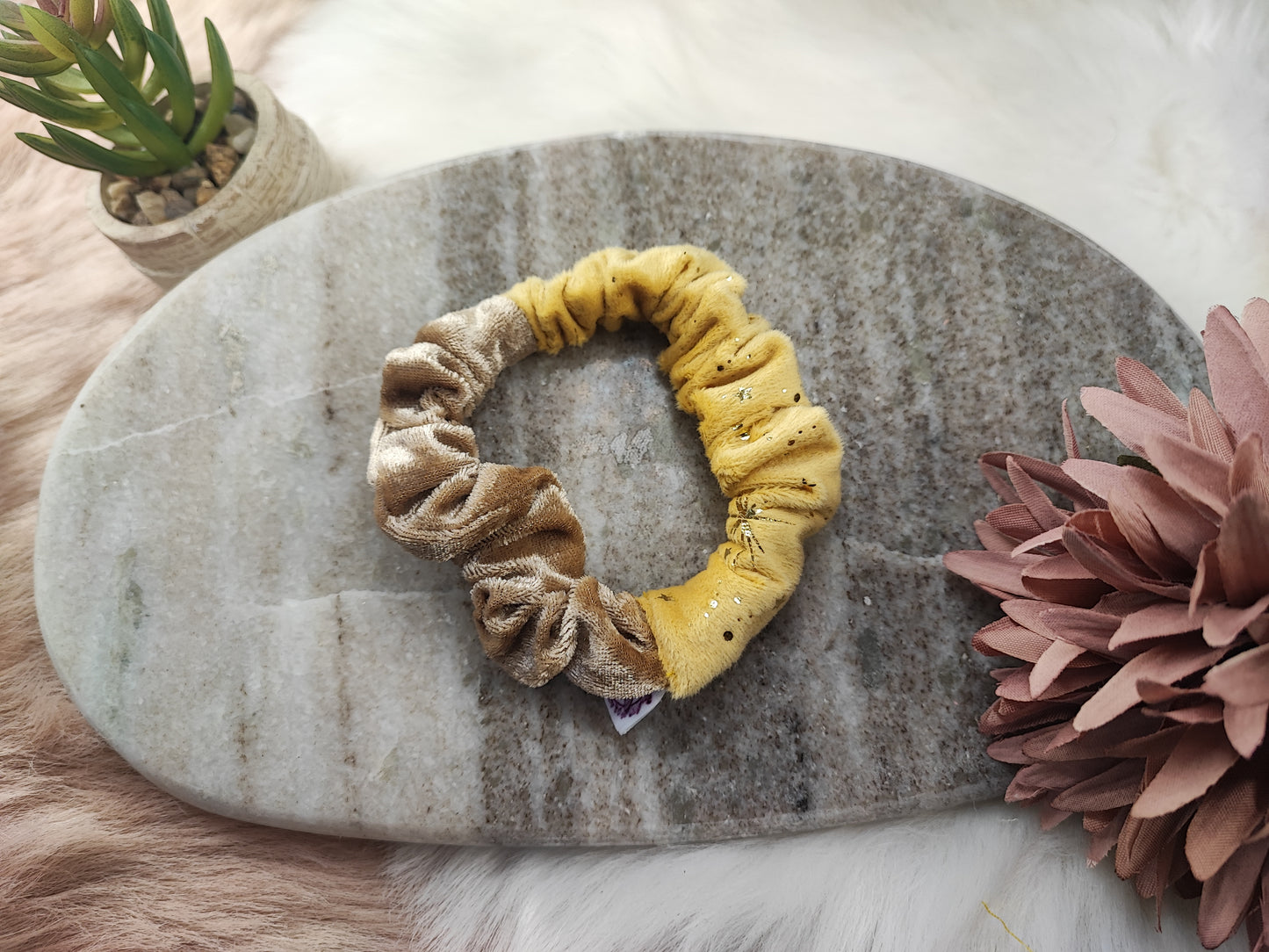 Goldene Mocha Scrunchie von Yvoshandcraftworld, kleine Haargummis mit Stoffüberzug, auf weißem Hintergrund sichtbar