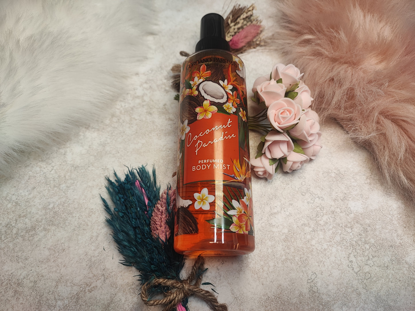 Körperspray Coconut Paradise von Mein Shop, transparente Flasche mit Kokosduft, zeigt das Produkt vor einem weißen Hintergrund