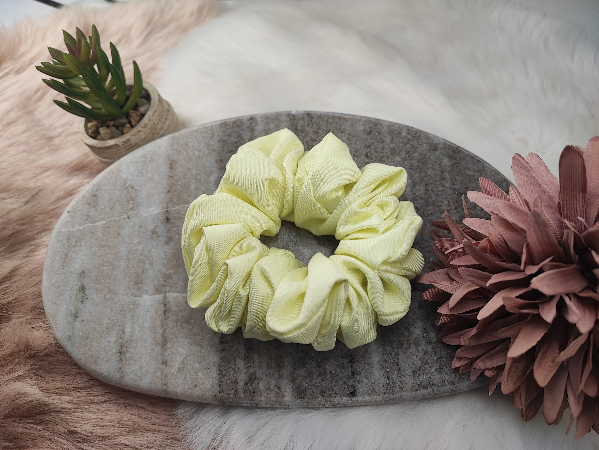 Yvoshandcraftworld Lime Love Scrunchie in mittlerer Größe, weiches elastisches Haarband in leuchtender Limettengrün-Farbe