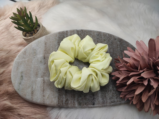 Yvoshandcraftworld Lime Love Scrunchie in mittlerer Größe, weiches elastisches Haarband in leuchtender Limettengrün-Farbe