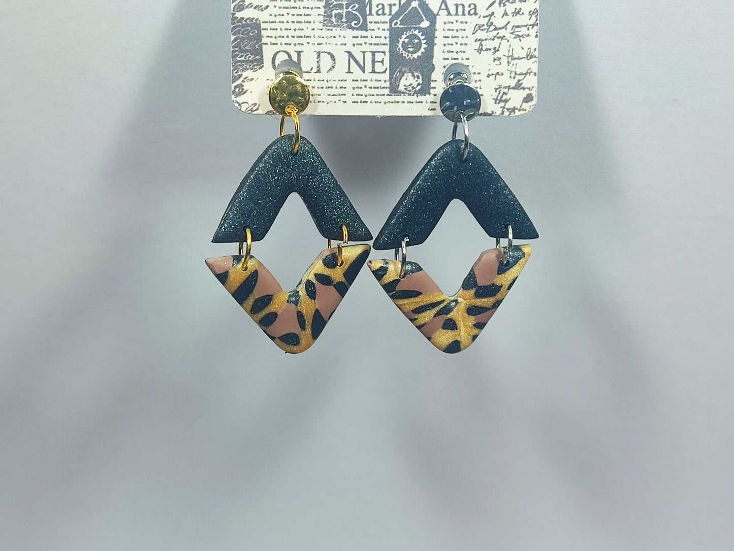 Leo and Black Ohrring