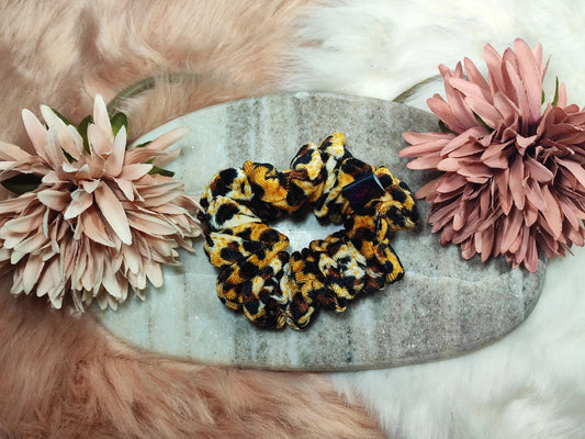 Samt Scrunchie Sunset Leo von Yvoshandcraftworld in mittlerer Größe, mit warmen Sonnenuntergangsfarben und weichem Stoff.