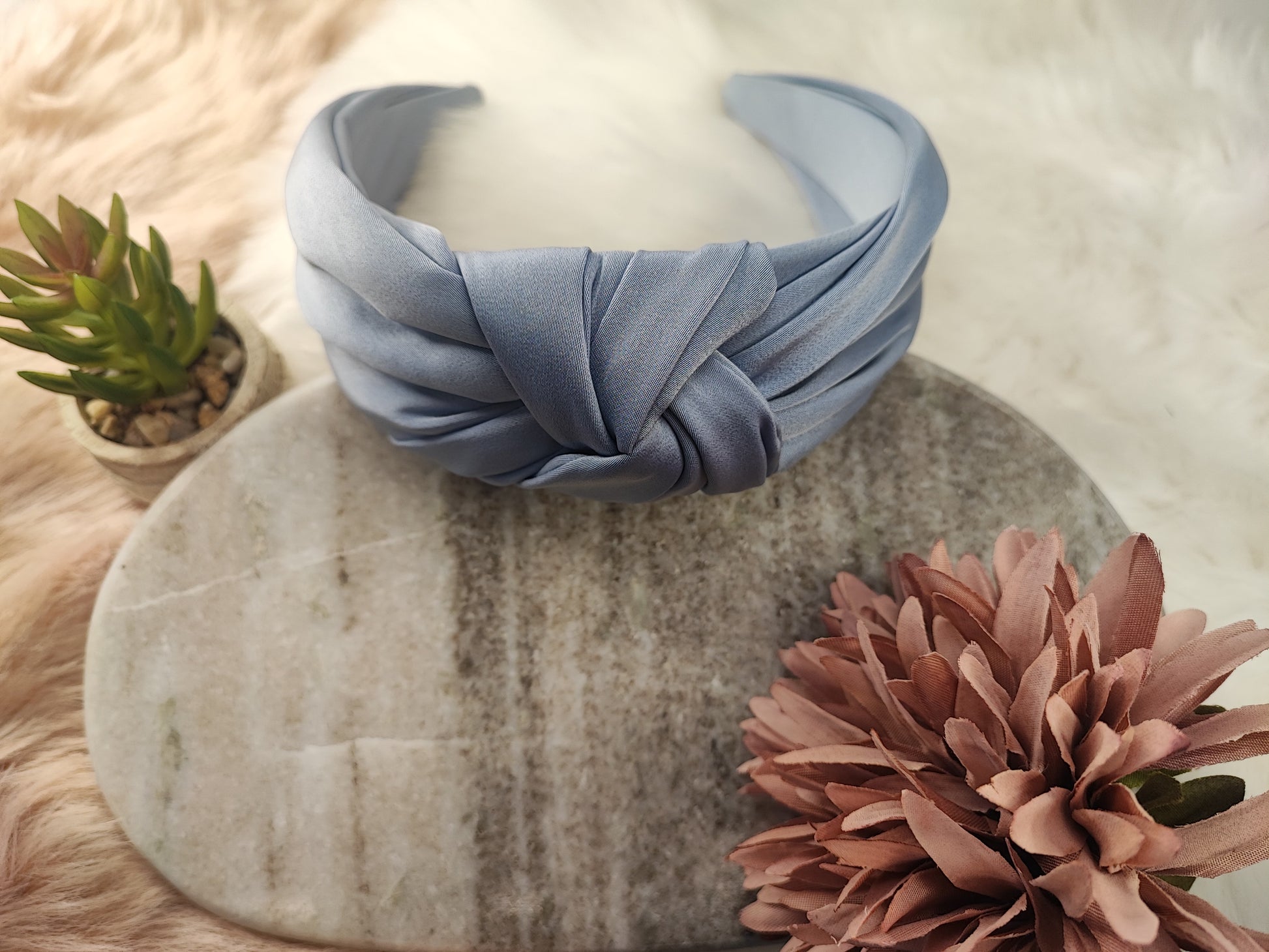 Weicher blauer Haarreifen von Yvoshandcraftworld mit elegantem Design, perfekt für stilvolle Frisuren und Accessoires.