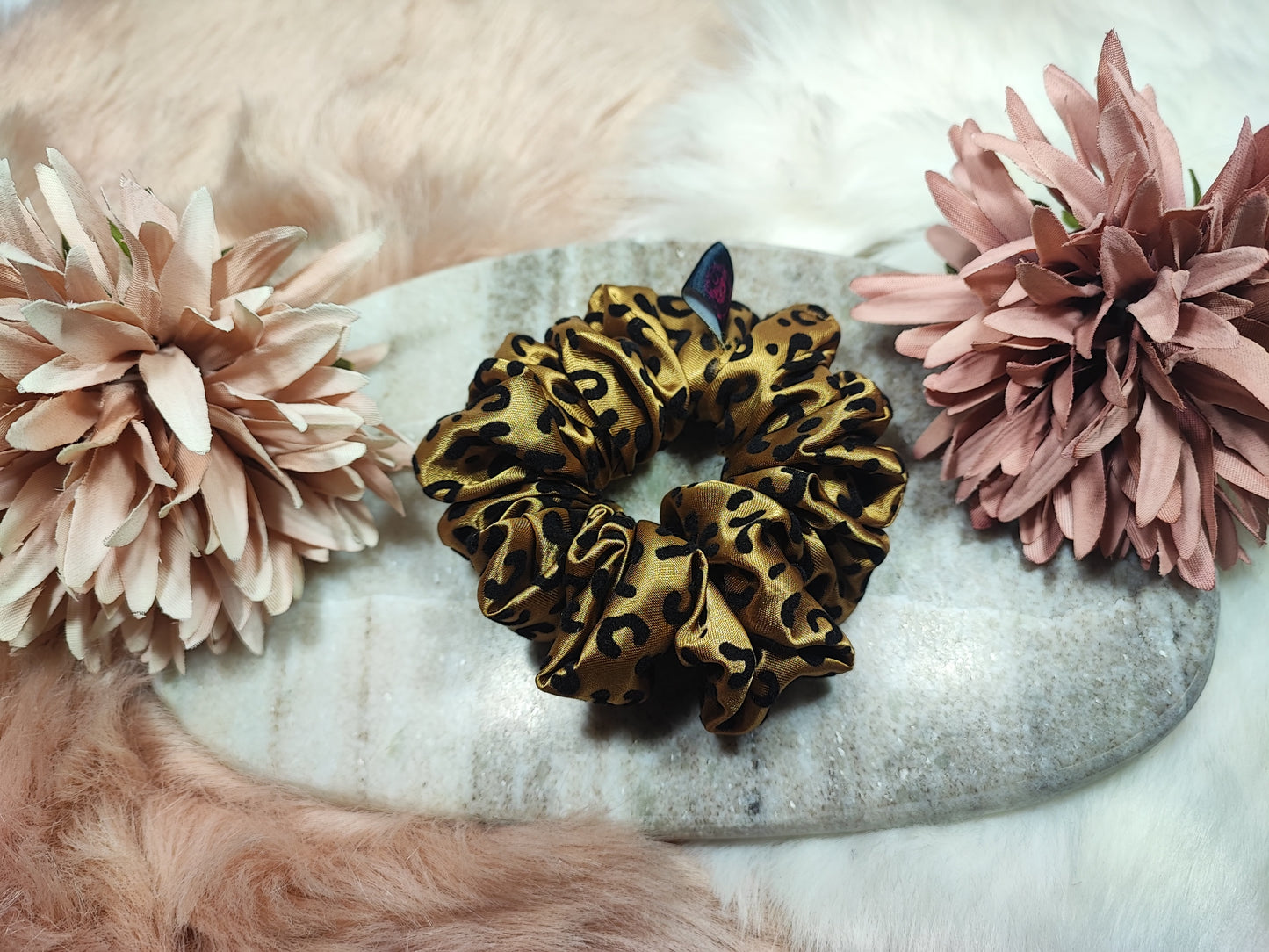 Sand Leo - Scrunchie Medium