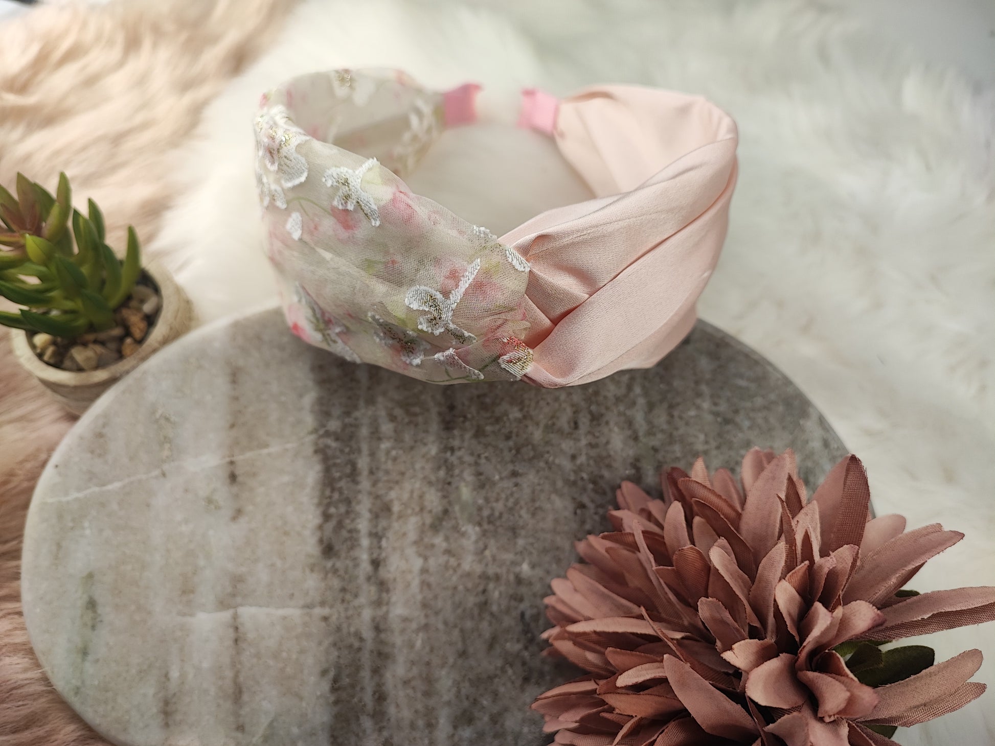 Eleganter Haarreifen mit Rosen und Spitze von Yvoshandcraftworld, detailreiche Blumen- und Spitzenverzierung für Damen.