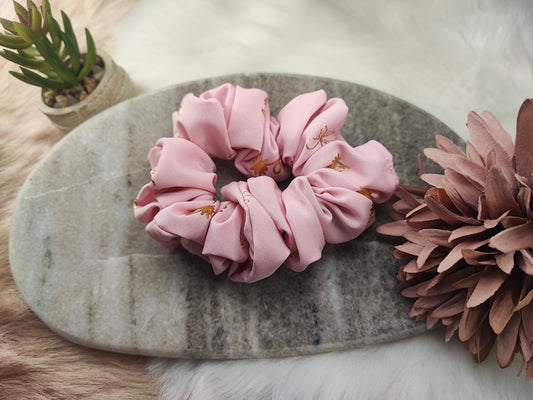 Yvoshandcraftworld Rosenblüte Scrunchie, mittlere Größe, weiches elastisches Haargummi mit Blumendetails, modischer Haarschmuck