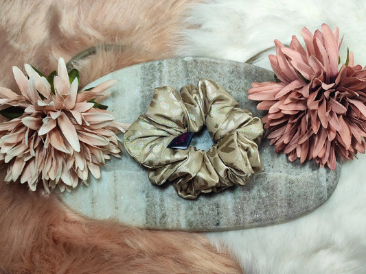 Yvoshandcraftworld Champagne Glow mittel Scrunchie aus glänzendem Stoff, modischer Haargummi mit eleganter Oberfläche