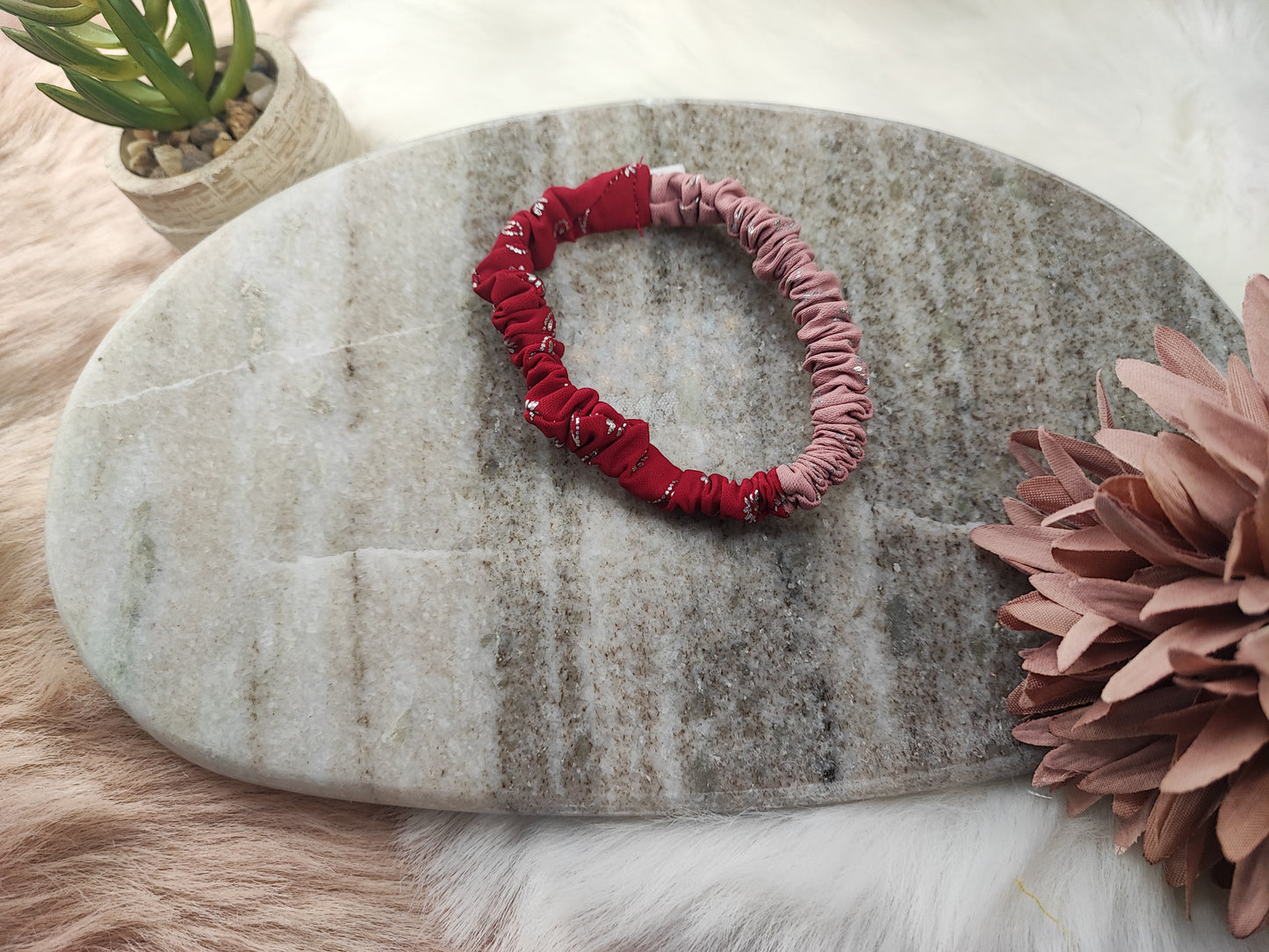 Rubinrote und rosafarbene Mini-Scrunchie des Yvoshandcraftworld Ruby & Rose Duo, elastisch und modisch für Damen.