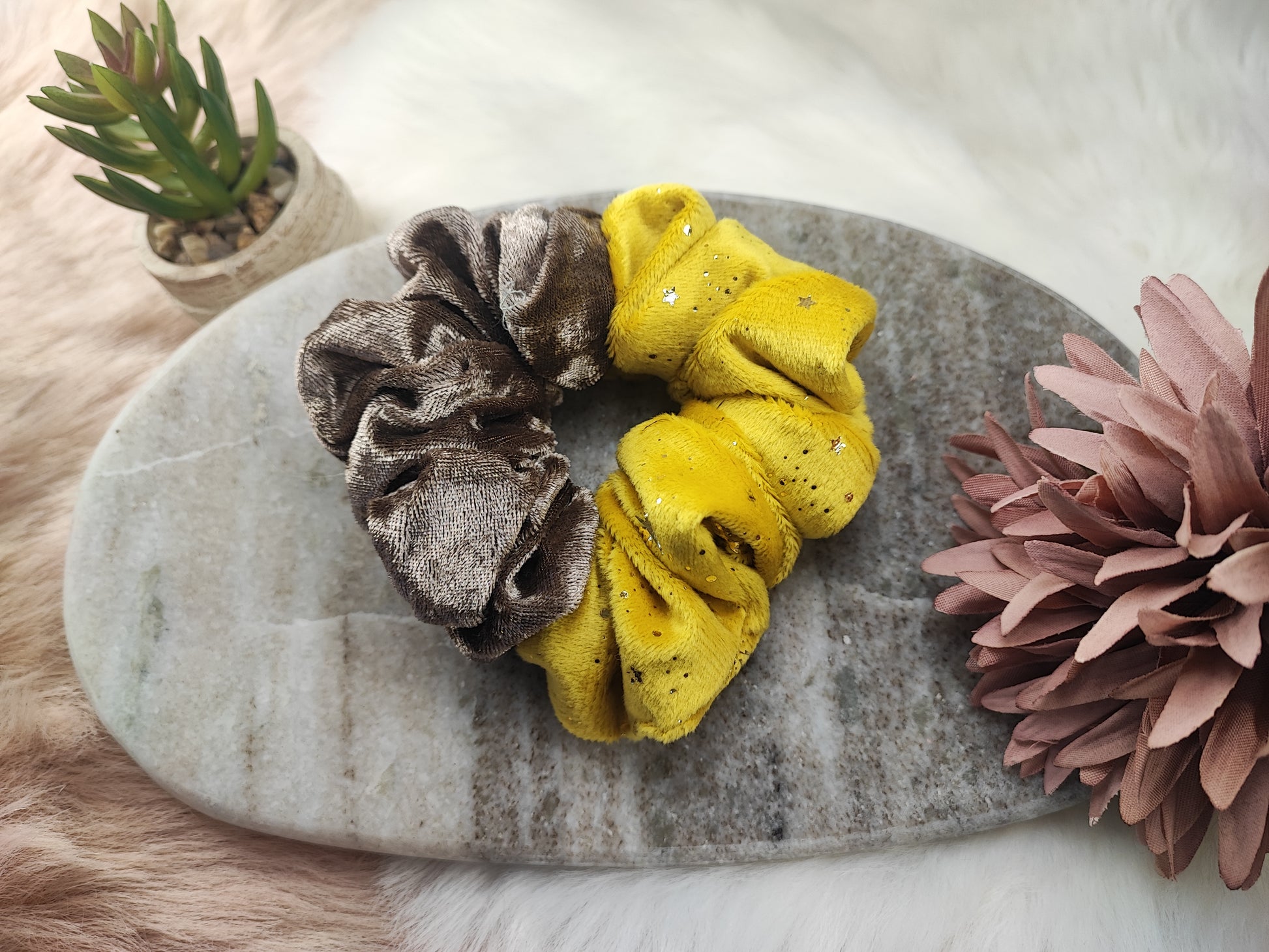 Yvoshandcraftworld Golden Cocoa Scrunchie mittlere Größe aus weichem, goldfarbenem Stoff, ideal für Haare und Styling