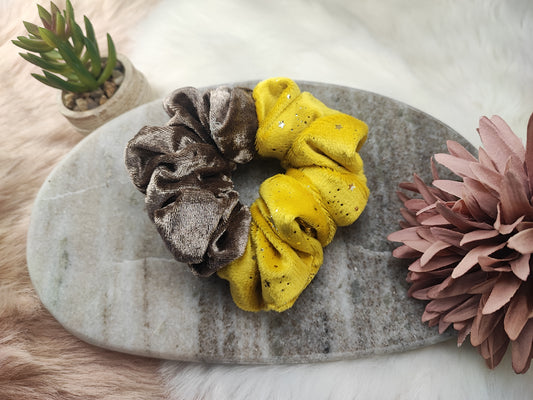 Yvoshandcraftworld Golden Cocoa Scrunchie mittlere Größe aus weichem, goldfarbenem Stoff, ideal für Haare und Styling