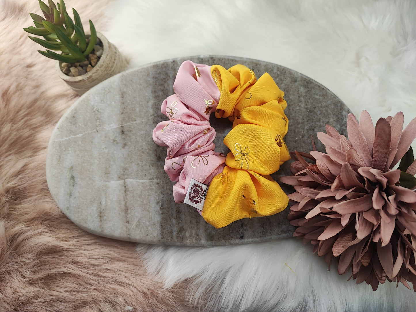 Yvoshandcraftworld Rose & Butter Duo - Medium Scrunchie aus Stoff mit rosa und gelben Mustern, ideal für Haare.