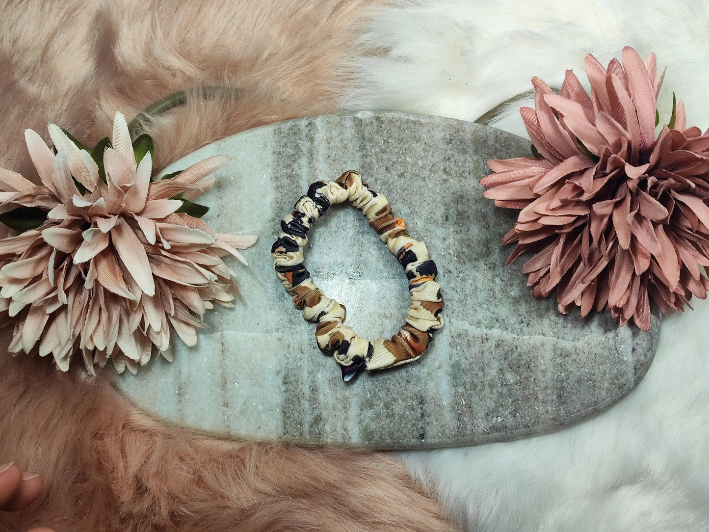 Sandy Leo Motion and Ocean Scrunchie Mini