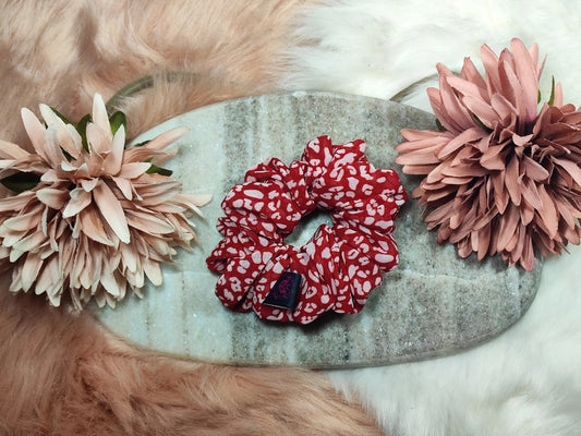 Mittlere, kirschrote Scrunchie von Yvoshandcraftworld aus weichem Stoff, perfekt für stylishes Haarstyling.