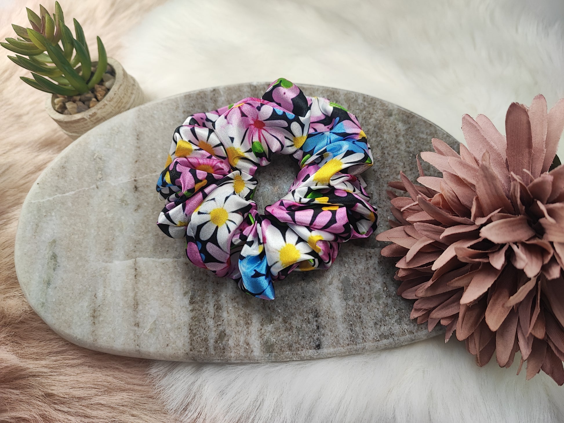 Yvoshandcraftworld Blumen-Print Scrunchie Medium mit bunten Blumenmustern, elastisch und modisch für Haare.