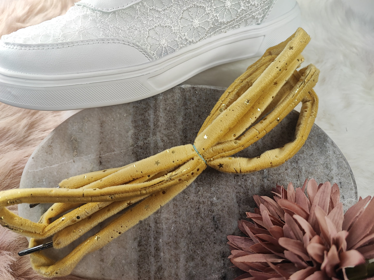 Gelbe Samt-Schnürsenkel von Yvoshandcraftworld, flauschige Textur, detailreiche nähte, perfekt für modische Schuhe.