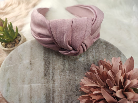 Lavendel Haarreifen von Yvoshandcraftworld, stilvoller Haaraccessoire mit Lavendel-Design, auf weißem Hintergrund sichtbar