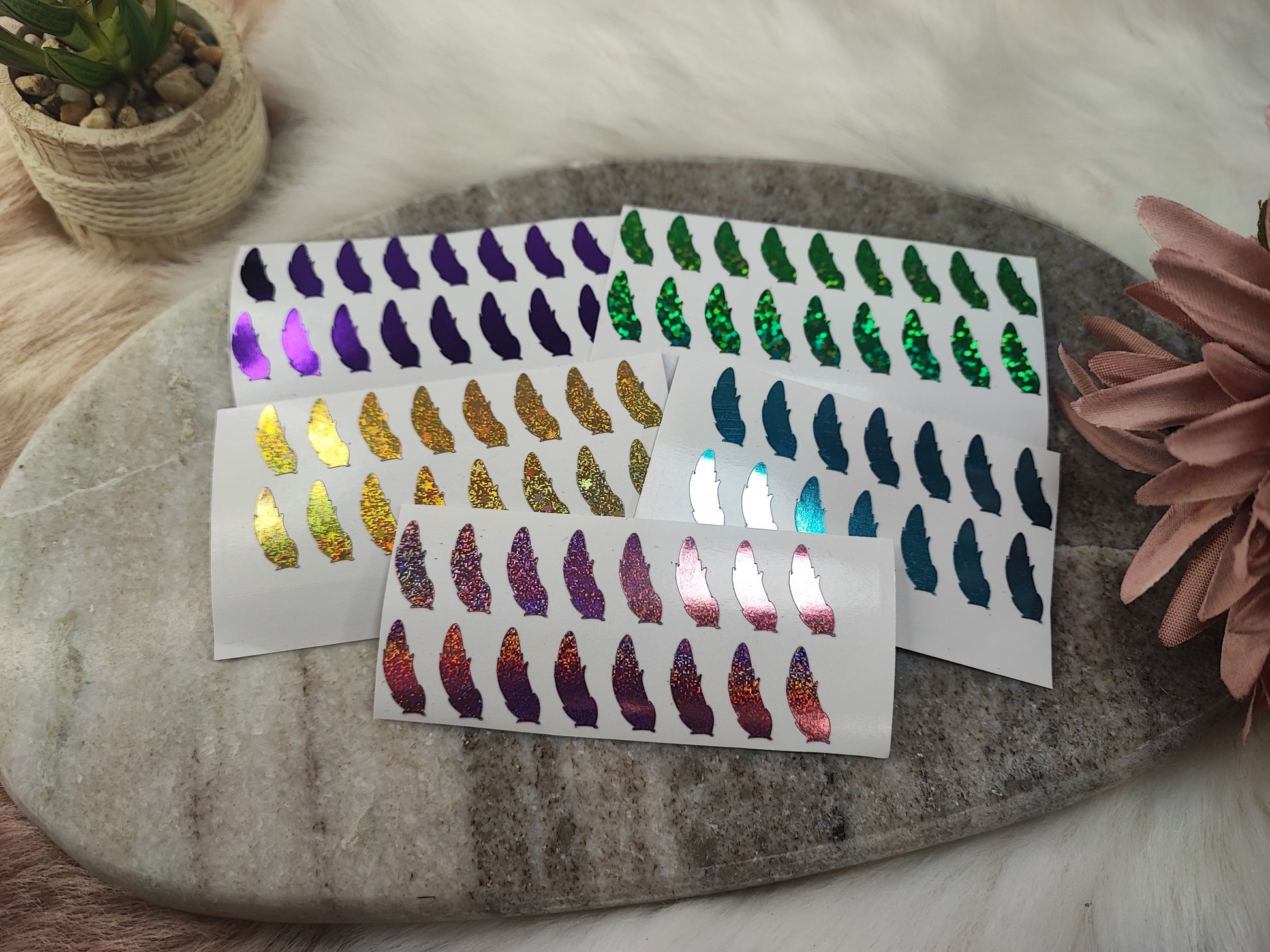 Rubbelaufkleber mit Feder-Design von Mein Shop, detailreiche bunte Federn zum Dekorieren und Basteln