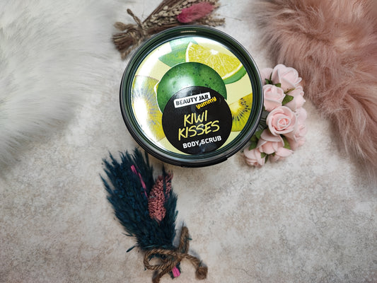 Körperpeeling Kiwi Kisses von Mein Shop mit grünen Kiwi-Stückchen und cremiger Textur auf weißem Hintergrund.