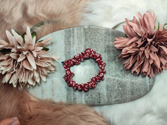Kleines, kirschrotes Scrunchie von Yvoshandcraftworld aus weichem Stoff, perfekt für Haarstyling und Accessoire.