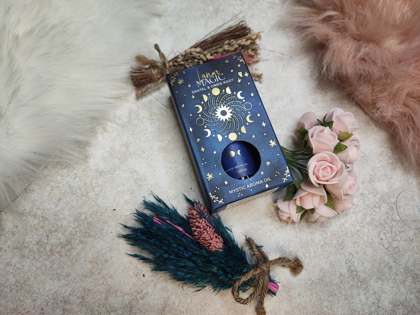 Dufthölzer Lunar Magic von Mein Shop, flüssiges Duftöl in einer eleganten Flasche mit floralem Etikett, ideal für Aromatherapie.