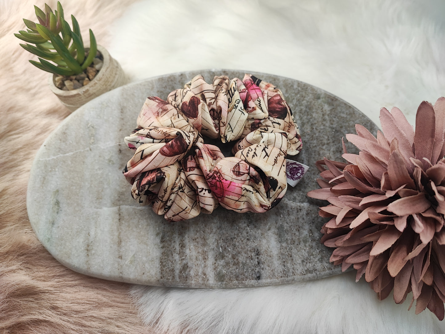 Mittlere Love Note Scrunchie von Yvoshandcraftworld aus weichem Stoff, ideal für stylishes Haarstyling