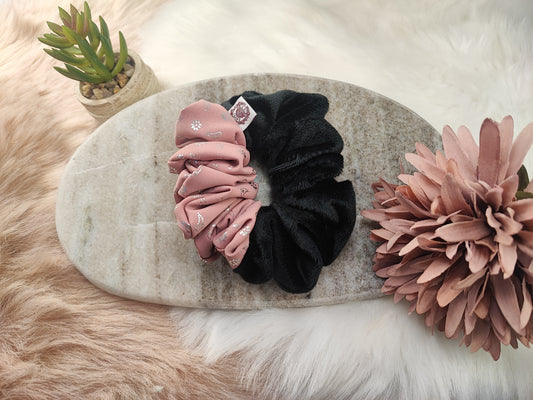 Yvoshandcraftworld Rose Noir Duo-Scrunchie in mittlerer Größe aus weichem Stoff, rosa und schwarzes Design, ideal für Haarstyling