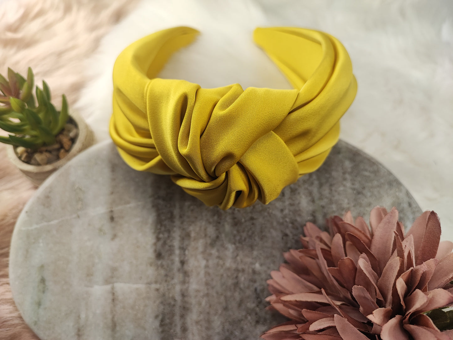 Buttergelber Haarreifen von Yvoshandcraftworld mit Blumenmuster, modischer Haaraccessoire für Damen, detailreiche Gestaltung.