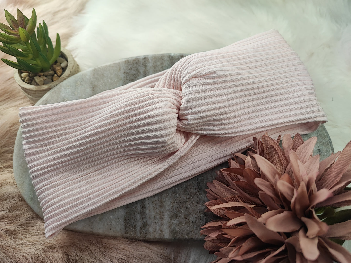 Rippenförmiges Baby Pink Moonband Haarband von Yvoshandcraftworld, aus weichem Stoff, mit Mondmuster und elastischer Passform.