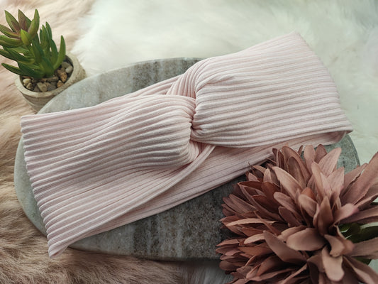 Rippenförmiges Baby Pink Moonband Haarband von Yvoshandcraftworld, aus weichem Stoff, mit Mondmuster und elastischer Passform.