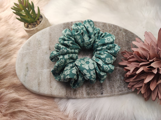 Yvoshandcraftworld Evergreen Garden Scrunchie mittlere Größe aus buntem Stoff, ideal für Haare, mit floraler Musterung.