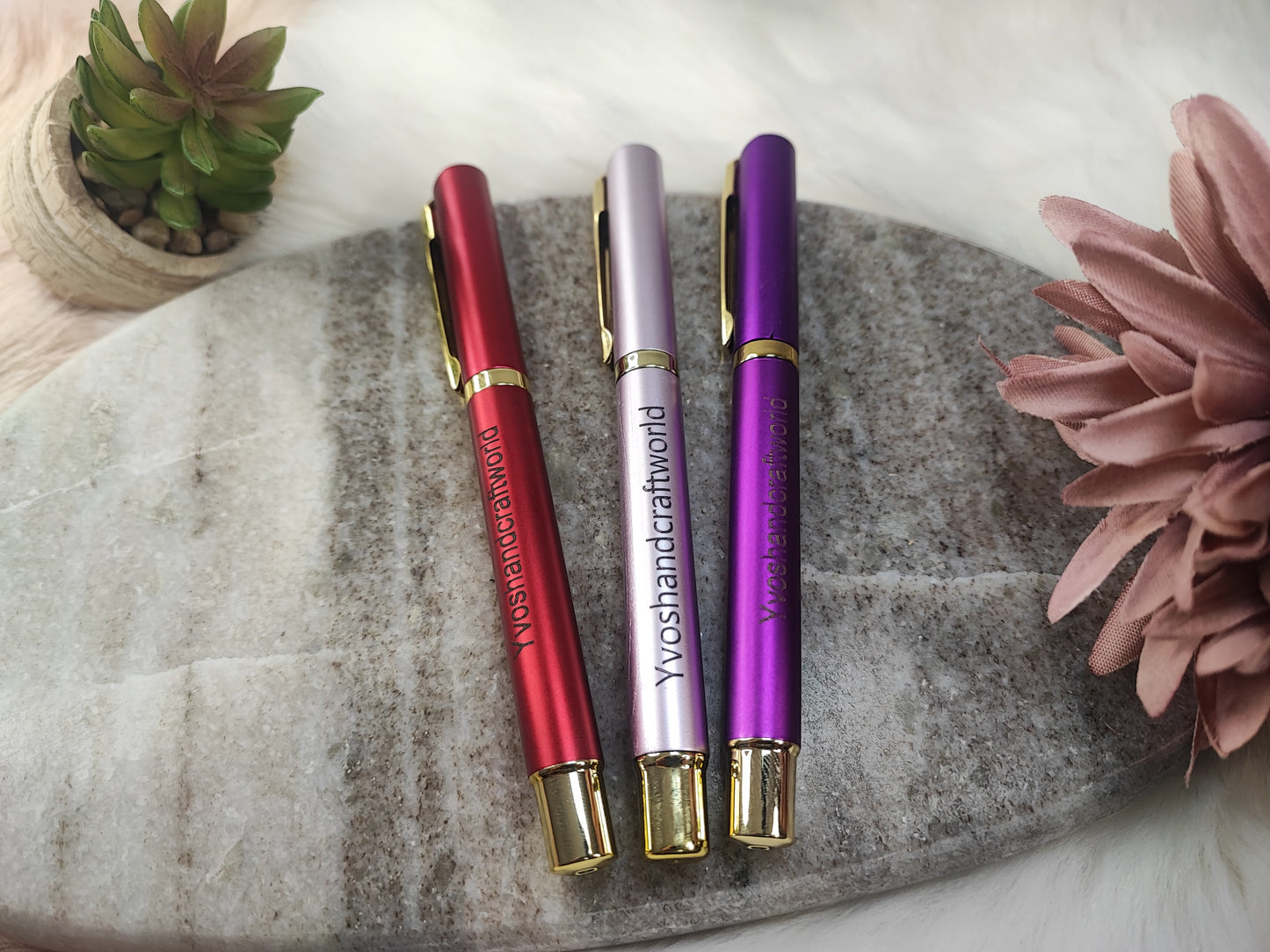 Eleganter Kugelschreiber von Yvoshandcraftworld mit glänzendem Metallic-Gehäuse und ergonomischem Design.