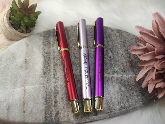 Eleganter Kugelschreiber von Yvoshandcraftworld mit glänzendem Metallic-Gehäuse und ergonomischem Design.