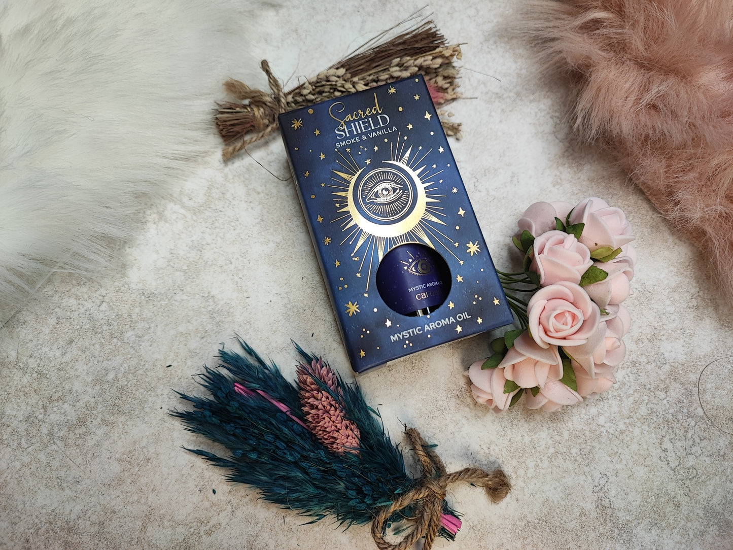 Duftöl Sacred Shield von Mein Shop in einer eleganten Flasche mit aromatischem Inhalt für angenehmen Raumduft