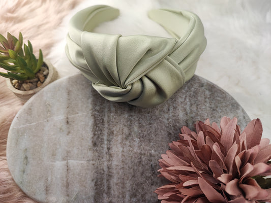 Sage grüner Haarreif von Yvoshandcraftworld mit geflochtenem Design für eleganten Look