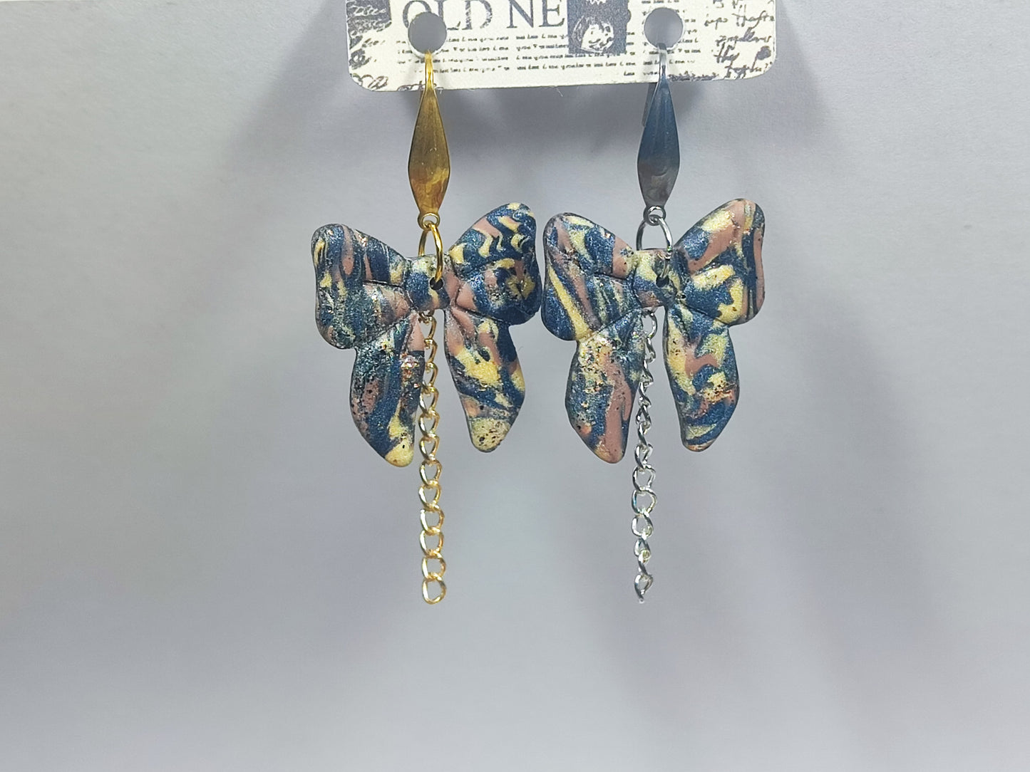 Big Bow Dark Wild Leo Ohrring
