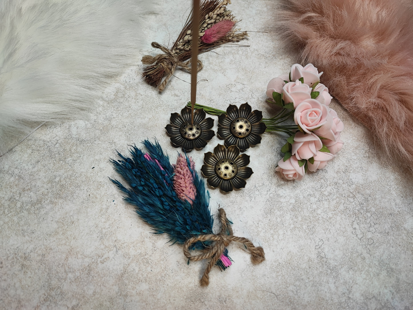 Mini Lotusblüten Räucherstäbchenhalter aus Keramik, dekoratives Accessoire für Räucherstäbchen, mit Lotusblüten-Motiv.