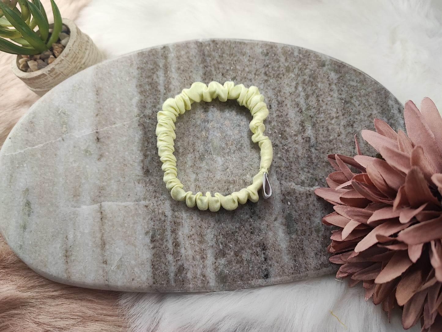 Yvoshandcraftworld Lime Love Scrunchie Mini aus grüner Baumwolle mit elastischem Band, ideal für Haarschmuck und Accessoires