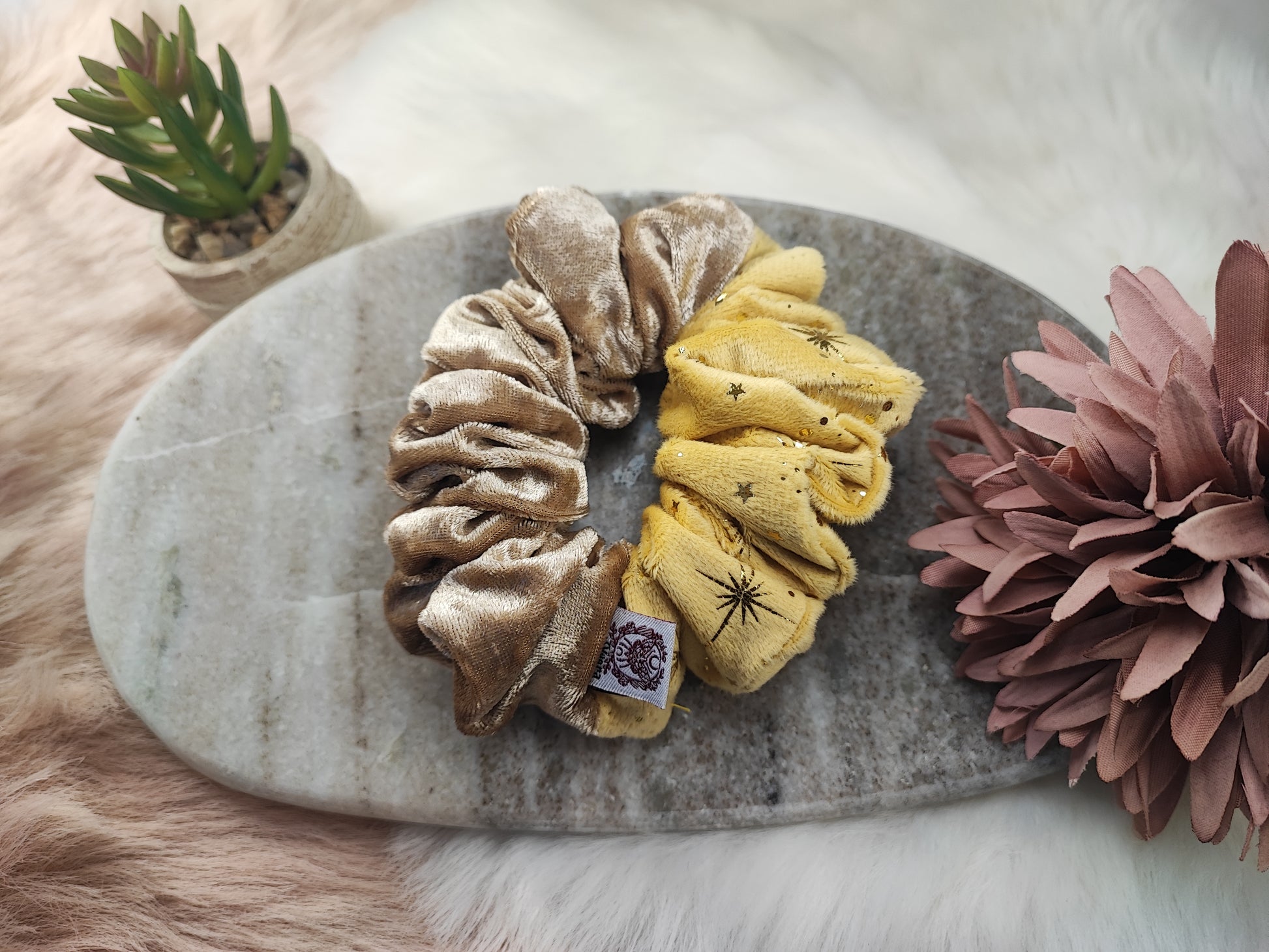 Mittleres Scrunchie aus Gold-Mocha-Stoff von Yvoshandcraftworld, elastisch und stilvoll für Haare, auf einem neutralen Hintergrund.