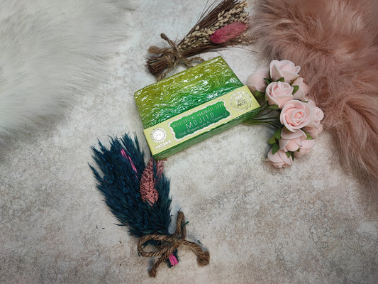 Mojito-Seife von Mein Shop mit grüner Farbe, Zitronen- und Minznoten, handgefertigte Seifenstück auf weißem Hintergrund