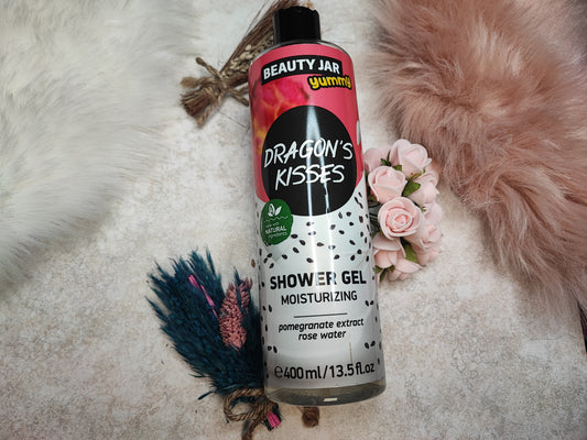 Duschgel Dragon's Kisses von Mein Shop in einer Flasche mit blauer Flüssigkeit und frischem Duft, präsentiert in einer Hand.