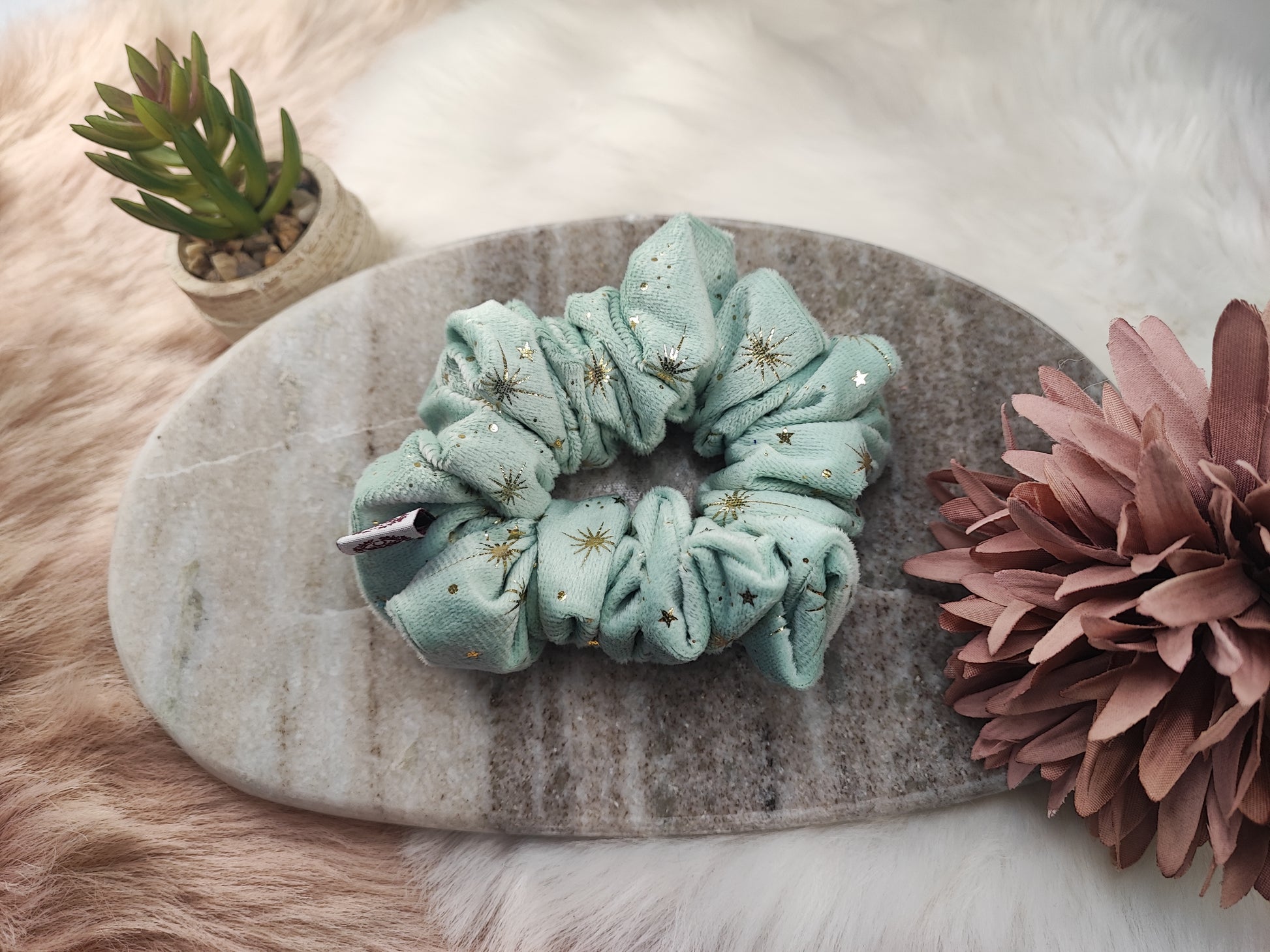 Mittlere Mint Velvet Scrunchie von Yvoshandcraftworld aus weichem Stoff, ideal für Haarstyling und Accessoires
