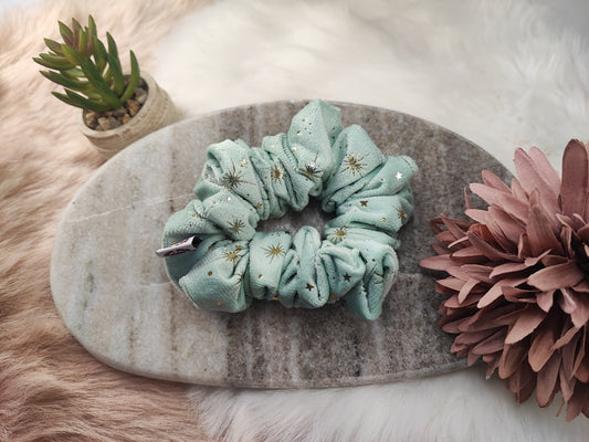 Mittlere Mint Velvet Scrunchie von Yvoshandcraftworld aus weichem Stoff, ideal für Haarstyling und Accessoires
