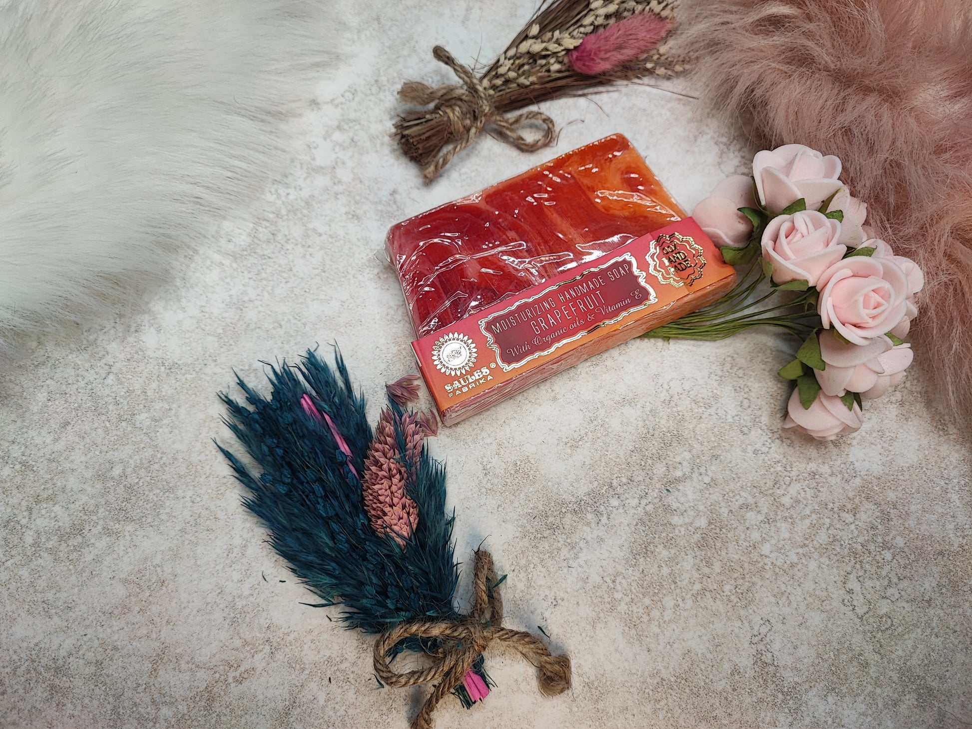 Zitronengelbe Grapefruit-Seife von Mein Shop, detailreiche Ansicht der handgefertigten Seife mit Grapefruit-Duft